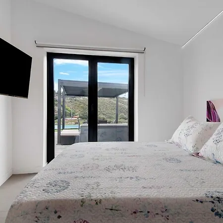 Enora Villa *